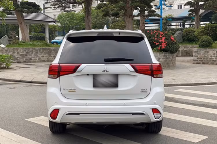 Cung cấp sức mạnh cho Mitsubishi Outlander là động cơ 2.0L hút khí tự nhiên, cho công suất 145 mã lực và mô-men xoắn 196 Nm, kết hợp hộp số CVT và hệ dẫn động cầu trước.