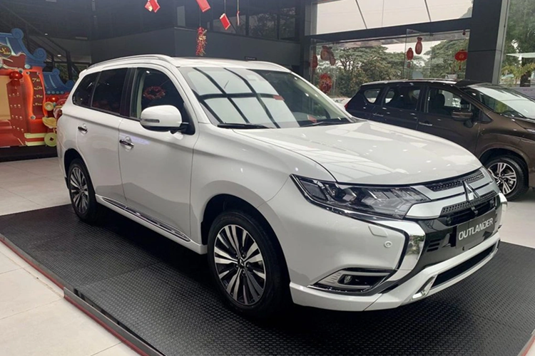 Phiên bản cao nhất CVT Premium sở hữu hàng loạt tính năng an toàn hiện đại như: cảnh báo va chạm phía trước, cảnh báo chệch làn, hỗ trợ chuyển làn, cảnh báo điểm mù, phương tiện cắt ngang phía sau cùng 7 túi khí.