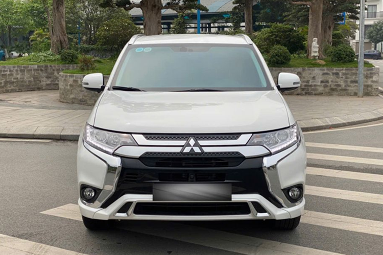 Mức giá xe Mitsubishi Outlander hiện chỉ ngang với nhiều mẫu CUV hạng B/B+ như Kia Seltos 1.5T Luxury (749 triệu), Honda HR-V L (750 triệu), Toyota Yaris Cross HEV (765 triệu), Nissan Kicks (789–858 triệu), hay Peugeot 2008 (829–899 triệu).