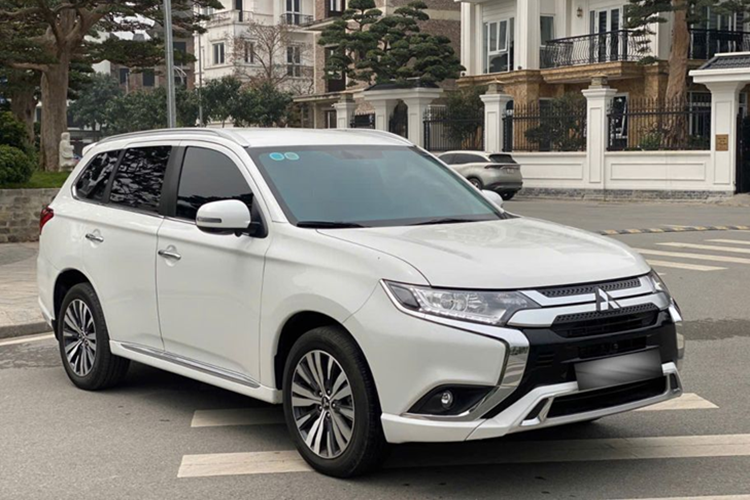 Đây được xem là một động thái đẩy hàng cần thiết trong bối cảnh năm 2025 đã bước sang quý II, thị trường liên tục đón nhận thêm nhiều mẫu xe mới. Tại một đại lý ở khu vực miền trung, Mitsubishi Outlander bản CVT đang được ưu đãi tới 95 triệu đồng, giá xe sau ưu đãi còn 730 triệu đồng.