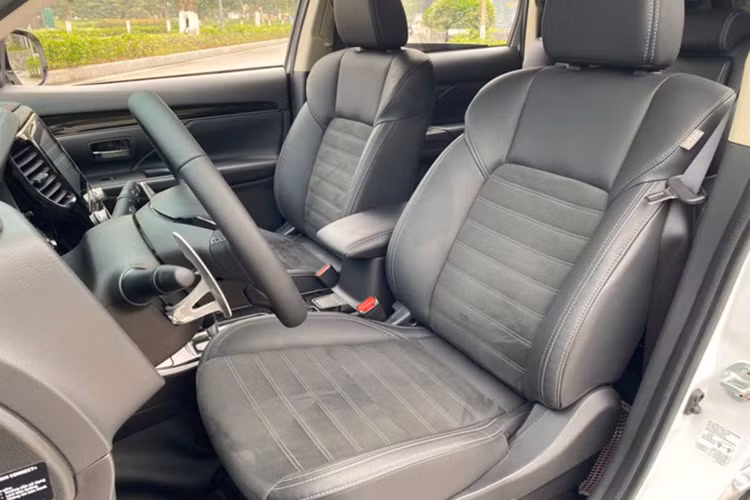 Về ngoại hình, Outlander vẫn giữ ngôn ngữ thiết kế Dynamic Shield đặc trưng với phong cách trung tính và có phần mềm mại. Xe được trang bị bộ mâm hai tông màu 18 inch. Cấu hình 5+2 chỗ ngồi là một điểm cộng giúp mẫu SUV này vượt trội về mặt tiện dụng so với phần lớn đối thủ chỉ có 5 chỗ ngồi trong cùng tầm giá.