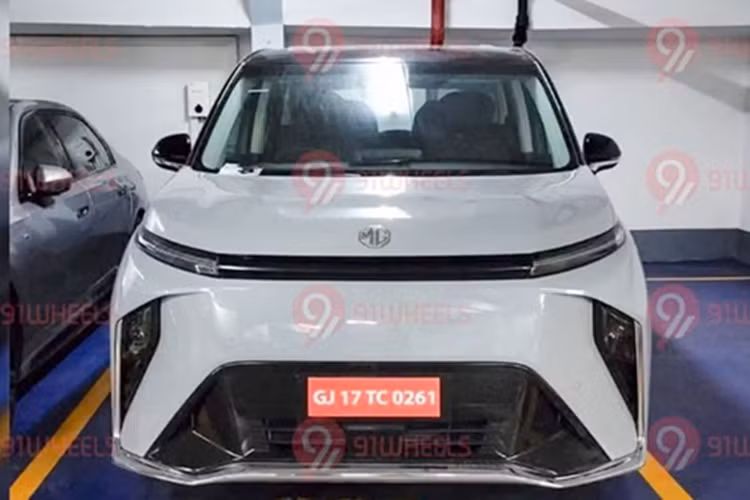 Đầu xe MPV MG M9 2025 gây ấn tượng với dải đèn LED ban ngày sắc sảo đi cùng hốc gió cỡ lớn phía dưới. Khu vực đuôi xe có cụm đèn hậu LED cỡ lớn, nối liền với nhau bởi thanh ngang ngay dưới viền cửa sổ sau. Xe được trang bị bộ mâm hợp kim 5 chấu phối hai tông màu làm điểm nhấn.