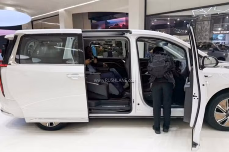 MG M9 có hàng ghế thứ hai được thiết kế dạng cao cấp với bệ đỡ chân, có khả năng ngả và tính năng massage. Xe còn được trang bị hệ thống ADAS cấp độ 2.