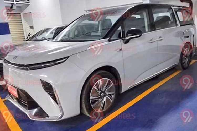 Phân khúc minivan tại Việt Nam đang dần hot nên khả năng MG ra mắt M9 tại Việt Nam là rất cao. MG M9 2025 mới sở hữu kích thước dài x rộng x cao lần lượt là 5.270 x 2.000 x 1.840 mm và chiều dài cơ sở là 3.200mm. So với Kia Carnival, kích thước này có vẻ cao lớn và rộng rãi hơn.