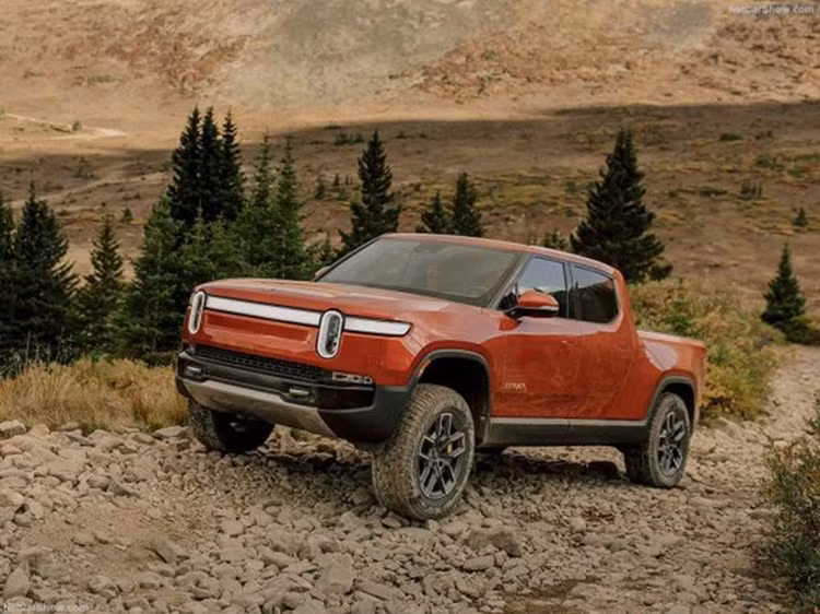 Ban tai dien Rivian R1T sua, phi dat gan bang mua xe moi