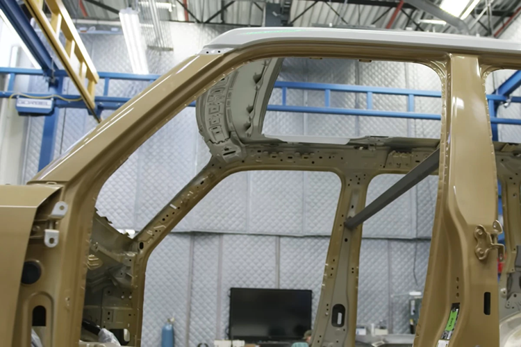 Mẫu xe bản tải Toyota Land Cruiser Prado còn sở hữu cản trước và sau bằng thép, cùng với các tấm bảo vệ gầm và thanh chắn bụi, mang lại khả năng bảo vệ tối ưu cho những chuyến đi xa.