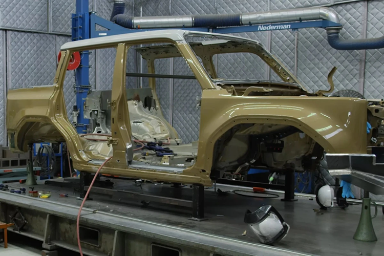 Cửa hậu được thiết kế tiện dụng với giá đỡ lốp dự phòng mới, giúp người dùng dễ dàng tiếp cận khoang hành lý. Toyota đã thay thế hơn một nửa các bộ phận của xe bằng linh kiện mới để tạo nên phiên bản độc nhất này.