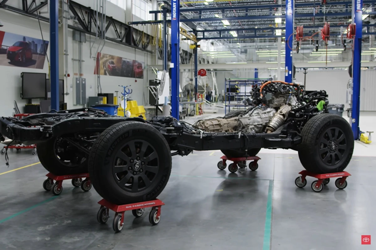 Land Cruiser ROX được trang bị lốp xe địa hình và hốc bánh mở rộng, tạo sự chắc chắn và khả năng vượt địa hình mạnh mẽ, dễ dàng đối mặt với những địa hình khắc nghiệt.