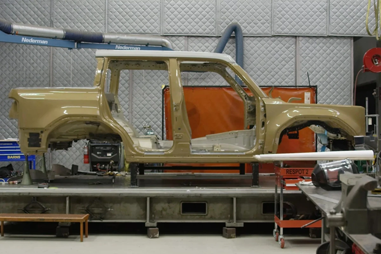 Để tối ưu hóa thiết kế mở của Toyota Land Cruiser Prado độ bán tải địa hình, Toyota đã loại bỏ hoàn toàn cột C, cột D và mui xe. Khung xe đặc biệt được chế tạo để bù đắp độ cứng cáp bị mất, mang đến kết cấu chắc chắn cho mẫu xe concept này.