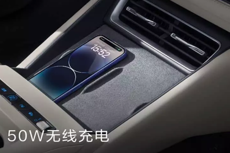 Phiên bản cao cấp nhất được trang bị màn hình hiển thị thông tin W-HUD 12 inch, màn hình điều khiển trung tâm nổi 15,6 inch và tủ lạnh tích hợp chức năng sưởi ấm và làm mát.