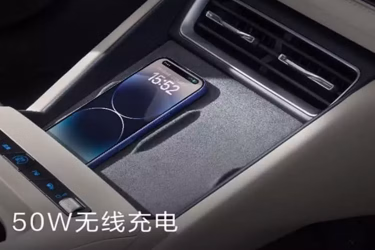 Phiên bản cao cấp nhất được trang bị màn hình hiển thị thông tin W-HUD 12 inch, màn hình điều khiển trung tâm nổi 15,6 inch và tủ lạnh tích hợp chức năng sưởi ấm và làm mát.