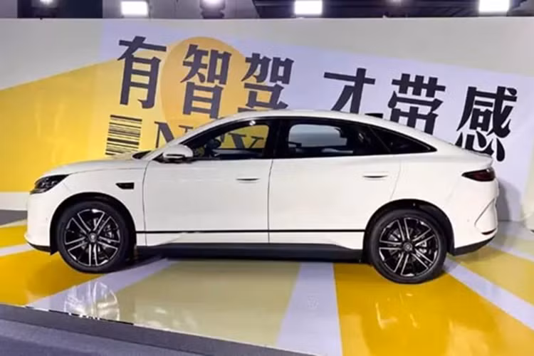Là một chiếc sedan cỡ trung, Qin L EV được xây dựng trên BYD e-Platform 3.0 Evo, với thiết kế Loong Face hoàn toàn mới. Kích thước bao gồm chiều dài, chiều rộng và chiều cao lần lượt sẽ là 4720/1880/1495 mm, chiều dài cơ sở 2820 mm. Bán kính quay vòng tối thiểu là 5,4 m.