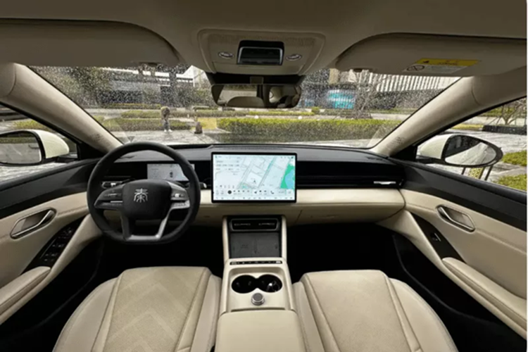 Bên trong, nội thất được trang bị hệ thống buồng lái thông minh DiLink 100 của BYD, được trang bị bảng điều khiển LCD đầy đủ 8,8 inch, màn hình điều khiển trung tâm nổi 12,8 inch và vô lăng đa chức năng ba chấu. DiLink 100 cũng được tích hợp với mô hình DeepSeek để tương tác hỗ trợ AI.