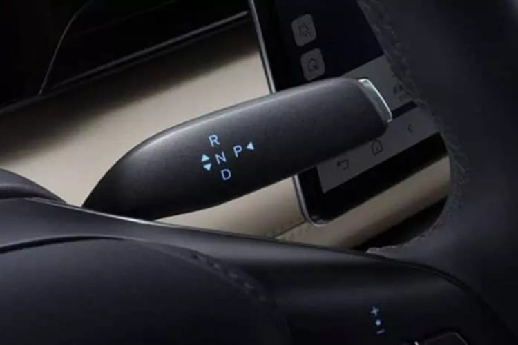 Ghế lái hỗ trợ chỉnh điện 8 hướng và ghế phụ hỗ trợ chỉnh điện 4 hướng. Cốp sau có dung tích tiêu chuẩn là 460L và cốp trước có dung tích chứa đồ là 65L.