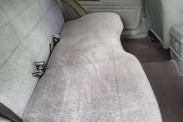 Cùng tên với mẫu xe Cherokee SJ cỡ lớn ban đầu, XJ Cherokee 1984 là mẫu xe hoàn toàn mới đầu tiên của Jeep kể từ mẫu SJ Wagoneer 1963, cũng như là mẫu xe địa hình đầu tiên của Mỹ được chế tạo với thiết kế thân và khung (unibody) tích hợp hoàn toàn, và tạo thành cơ sở cơ học cho xe bán tải Jeep Comanche (MJ) (1986–1992).