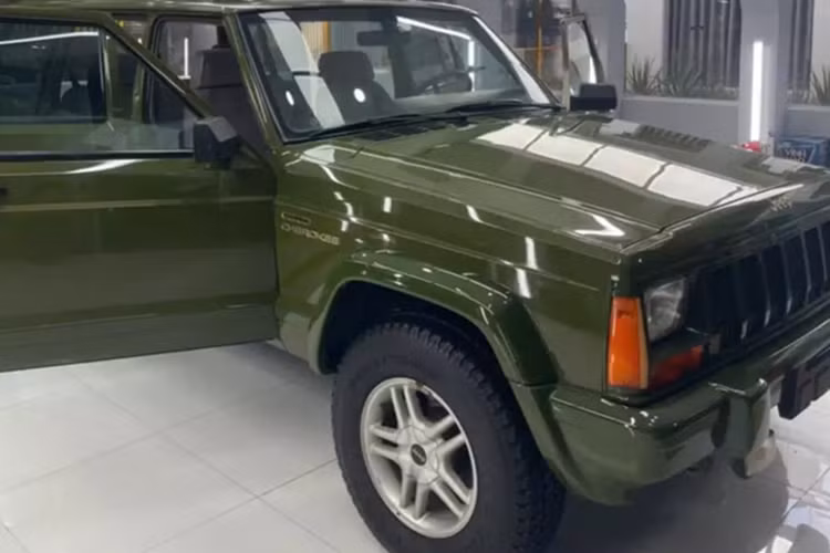Được đặt theo tên của bộ tộc Cherokee của người Mỹ bản địa tại Hoa Kỳ, Jeep đã sử dụng tên này ở một số khía cạnh kể từ cuối năm 1973 khi American Motors Corporation (AMC) giới thiệu dòng xe năm 1974. Việc sản xuất Cherokee đã kết thúc vào tháng 2 năm 2023.