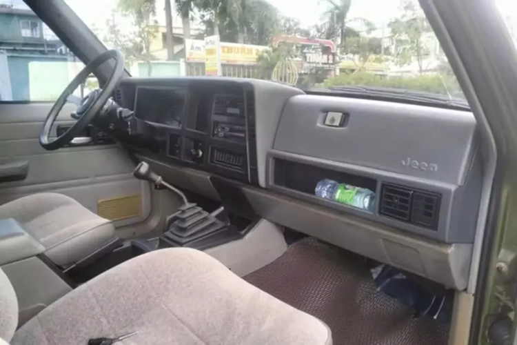 Cụ thể, 1 người sưu tập xe ở Long An vừa mới chia sẻ mình săn lùng thành công chiếc xe Jeep Cherokee đời 2001 với số đồng hồ công tơ mét của xe chỉ mới lăn bánh vỏn vẻn 776 miles, tương đương 1.249 km, tức mỗi năm chạy không quá 52 km.