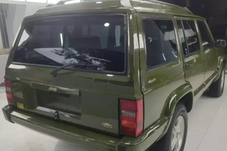 Tên Cherokee kể từ đó chỉ được sử dụng bởi Grand Cherokee và phiên bản dài hơn của nó, Grand Cherokee L. Tại Việt Nam số lượng xe SUV Jeep Cherokee cũng khá đa dạng nhưng phiên bản thế hệ thứ 2 mang mã XJ, sản xuất từ 1984 đến 2001 nhận được nhiều sự quan tâm, tuy nhiên, rất hiếm chiếc xe nào thuộc đời 2001, và số đồng hồ công tơ mét chỉ mới vài trăm miles.