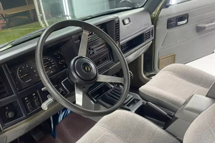 Với odo này không quá lời khi cho rằng đây chính là chiếc xe Jeep Cherokee mới nhất tại Việt Nam, và vì thế mà người sưu tập này đã nhanh chóng mua về, cho vệ sinh lại để ngắm. Jeep Cherokee XJ có sẵn cấu hình hai hoặc bốn cửa, năm chỗ ngồi, động cơ phía trước, dẫn động cầu sau hoặc bốn bánh. 