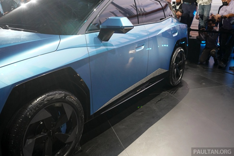 Nội thất Omoda C4 cũng có cũng ngôn ngữ thiết kế “Starship Cockpit” với bên ngoài. Nổi bật là dải đèn trang trí màu đỏ chạy xung quanh, kéo dài từ cửa qua bảng táp lô và qua tận phần cửa đối diện.