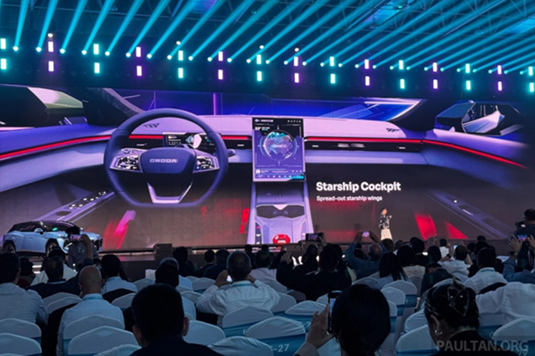 Sau vô lăng trang bị đồng hồ lái kỹ thuật số cỡ lớn, trong khi màn hình trung tâm hình chữ nhật đặt dọc đảm nhiệm chức năng thông tin giải trí. Nút bấm khởi động đặt trên bảng điều khiển trung tâm có nắp màu đỏ được cho là lấy ý tưởng thiết kế từ Lamborghini.