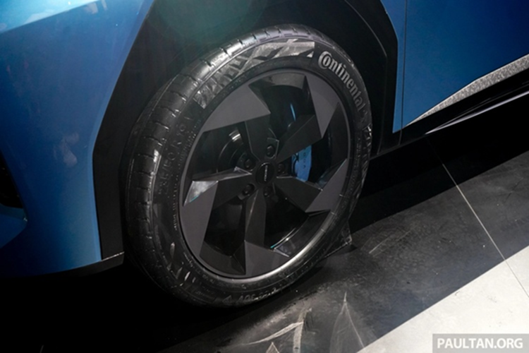 Ở những khu vực khác, các nút điều khiển điều hòa được tích hợp vào màn hình cảm ứng, trong khi cần số được đặt phía sau vô lăng tương tự nhiều mẫu xe hiện đại gần đây.