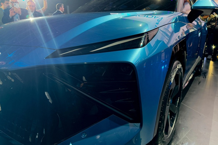 Đầu xe CUV Omoda C3 ấn tượng với dải đèn LED định vị ban ngày thanh mảnh, định vị ngay phía trên cụm đèn pha chính. Hai cụm đèn pha được đặt hai bên cản trước và được nối liền bởi một tấm ốp màu đen lớn ở giữa. Đồng thời bên dưới chi tiết ốp là hốc tản nhiệt mở rộng với các nan dọc.