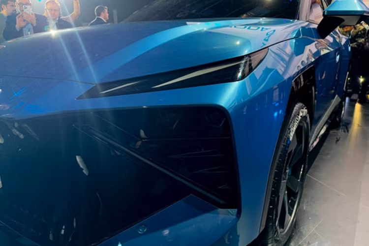 Đầu xe CUV Omoda C3 ấn tượng với dải đèn LED định vị ban ngày thanh mảnh, định vị ngay phía trên cụm đèn pha chính. Hai cụm đèn pha được đặt hai bên cản trước và được nối liền bởi một tấm ốp màu đen lớn ở giữa. Đồng thời bên dưới chi tiết ốp là hốc tản nhiệt mở rộng với các nan dọc.