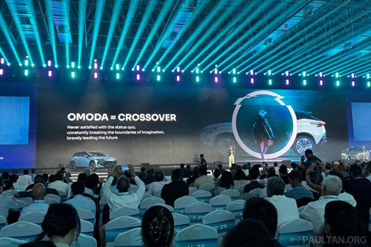 Xung quanh là các phím truy cập nhanh vào các nút điều khiển vận hành của xe.