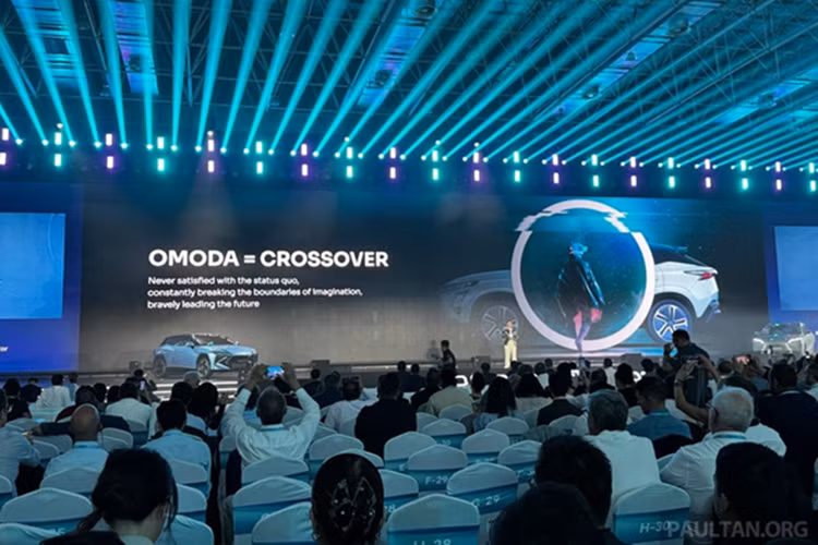 Xung quanh là các phím truy cập nhanh vào các nút điều khiển vận hành của xe.