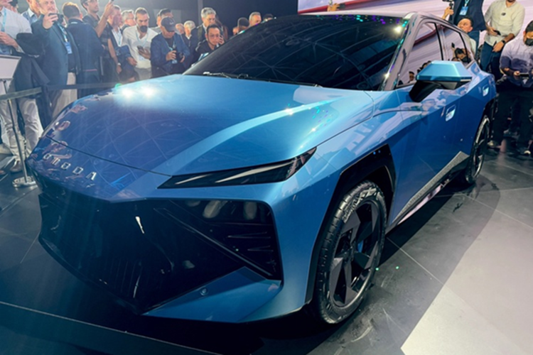 Hãng xe Chery tuyên bố Omoda C3 2025 mới lấy cảm hứng từ “tàu vũ trụ”, giúp kiểu dáng và thiết kế bên ngoài góc cạnh với những đường cắt xẻ sắc nét. Tuy nhiên điều này không tránh khỏi những nghi ngờ từ các chuyên gia khi có nhiều chi tiết tạo liên tưởng đến dòng siêu xe Lamborghini Urus.