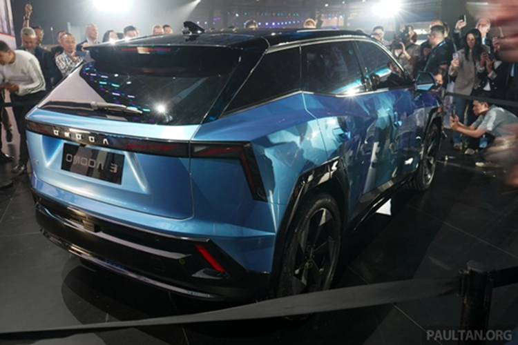 Ở phía sau, cụm đèn hậu LED họa tiết tia sét và được đặt trong một tấm panel đen hình chữ L thiết kế tràn chiều ngang. Trung tâm là huy hiệu OMODA hiện đại. Vòm bánh cũng có thiết kế góc cạnh trong khi tay nắm cửa phẳng và trụ C màu đen.