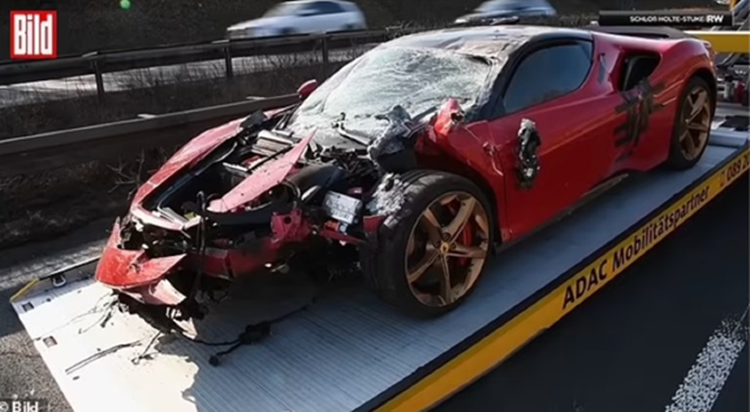 Lai thu Ferrari SF90 Stradale, nam khach hang gap tai nan nat dau