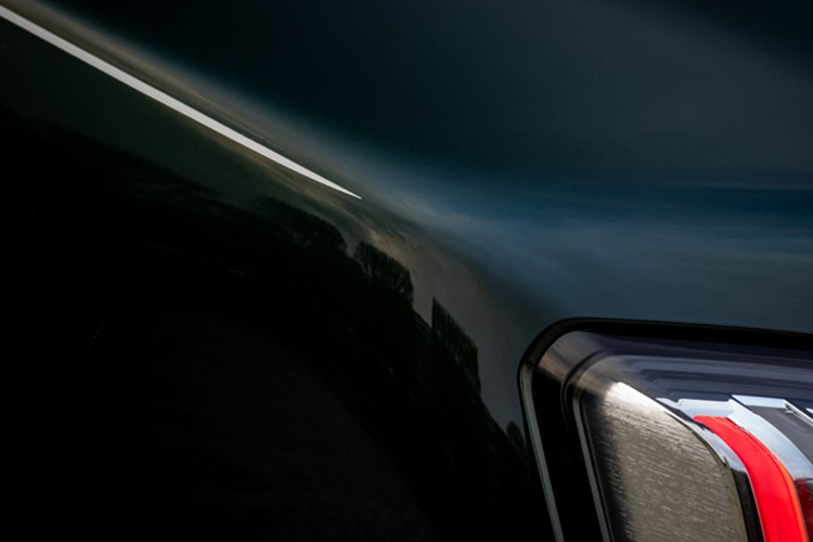 Nhiều thập kỷ sau, niềm đam mê của họ đối với thương hiệu này đã đan xen với câu chuyện tình yêu của họ, và đỉnh cao là một chiếc Rolls-Royce vừa là sự tôn vinh cho mối tình lãng mạn, vừa là ước mơ suốt đời của họ.