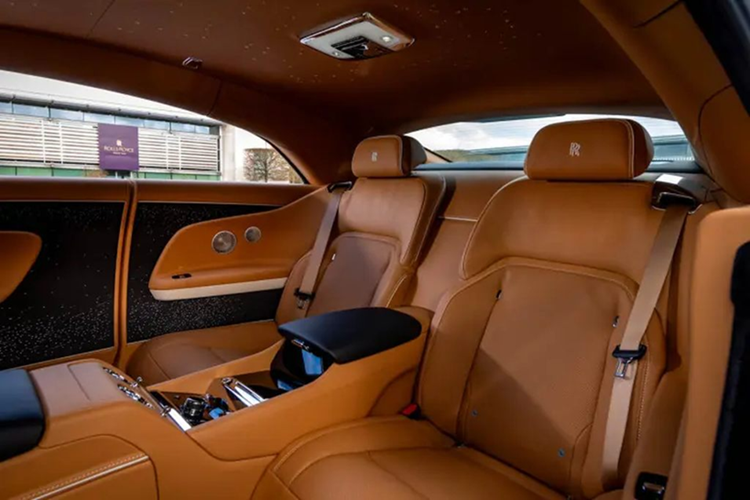 Chưa dừng lại ở đó, các tấm ốp bậc cửa cũng mang đậm dấu ấn cá nhân khi tên của người chồng được khắc ở phía tài xế, còn tên của vợ được khắc ở phía hành khách, một sự tôn vinh tinh tế nhưng đầy ý nghĩa cho sự gắn kết.