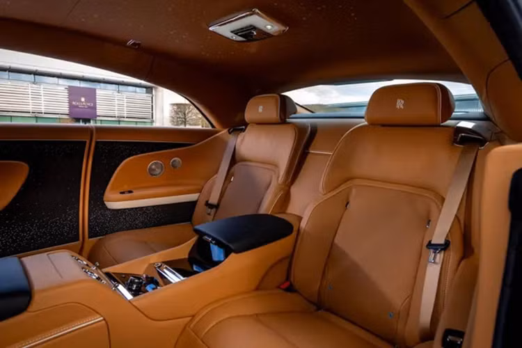 Chưa dừng lại ở đó, các tấm ốp bậc cửa cũng mang đậm dấu ấn cá nhân khi tên của người chồng được khắc ở phía tài xế, còn tên của vợ được khắc ở phía hành khách, một sự tôn vinh tinh tế nhưng đầy ý nghĩa cho sự gắn kết.