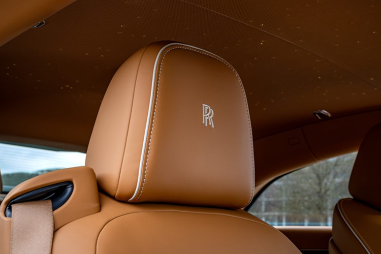 Rolls-Royce Spectre Soulmate chạy điện không chỉ là biểu tượng xa xỉ cho tình yêu của cặp đôi này mà còn là giấc mơ ấp ủ suốt 45 năm. Cả hai chủ sở hữu đều ngưỡng mộ Rolls-Royce từ khi còn nhỏ, đến nỗi, khi mới 10 tuổi, mỗi người đã viết thư cho CEO của thương hiệu.