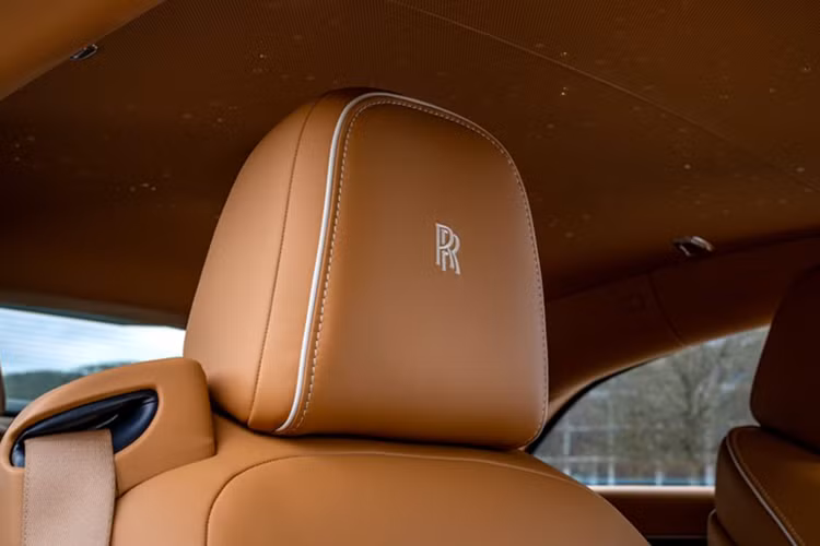 Rolls-Royce Spectre Soulmate chạy điện không chỉ là biểu tượng xa xỉ cho tình yêu của cặp đôi này mà còn là giấc mơ ấp ủ suốt 45 năm. Cả hai chủ sở hữu đều ngưỡng mộ Rolls-Royce từ khi còn nhỏ, đến nỗi, khi mới 10 tuổi, mỗi người đã viết thư cho CEO của thương hiệu.