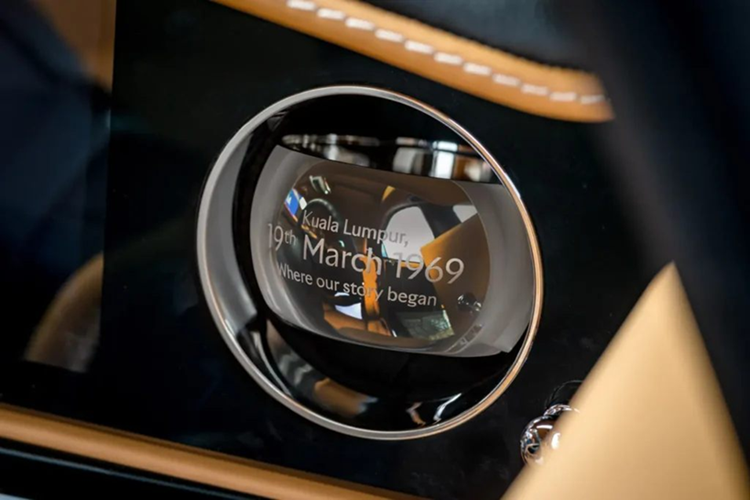 Trong khi khe gió phía hành khách được khắc ngày đặt hàng và tọa độ của thương hiệu Rolls‑Royce tại Goodwood, Anh. Tiếp đến là trần xe Bespoke Starlight mô tả bầu trời đêm tại Kuala Lumpur (Malaysia), ngày câu chuyện cuộc đời của họ bắt đầu, với những đường thêu chòm sao tinh xảo, độc đáo.