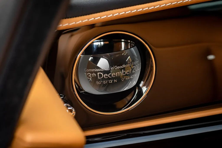 Về truyền động, Rolls-Royce Spectre Soulmate vẫn được trang bị 2 động cơ điện với tổng công suất 585 mã lực và mô-men xoắn 900 Nm. Bộ pin lithium-ion 102 kWh cho phép xe di chuyển tối đa 530 km. Khả năng tăng tốc từ 0 lên 100 km/h của mẫu coupe siêu sang này đạt 4,5 giây, mặc dù tổng khối lượng của Rolls-Royce Spectre lên đến 2.890 kg.