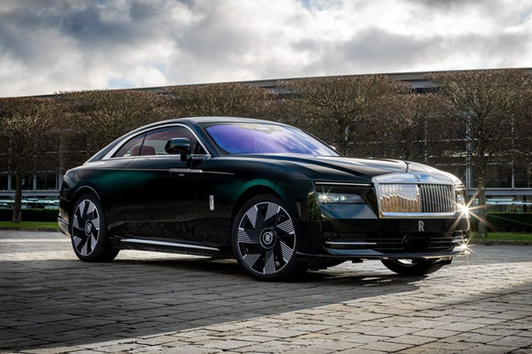  Rolls-Royce Spectre Soulmate 2025 mới nổi bật với các chi tiết cá nhân sâu sắc và nền tảng hoàn toàn bằng điện. Được đặt tên "Soulmate" (Tri kỷ), chiếc xe này là biểu tượng cho mối quan hệ đặc biệt với người vợ.