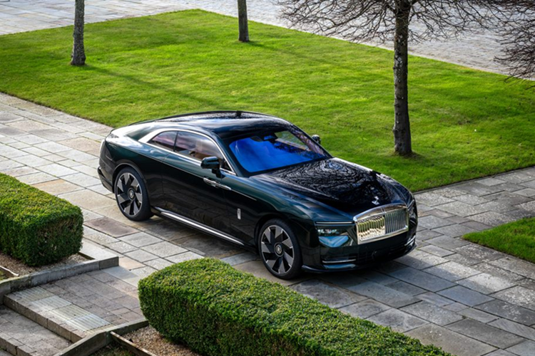Rolls-Royce Spectre Soulmate là minh chứng cho bản chất vượt thời gian của mối quan hệ đối tác thực sự và sức mạnh của Bespoke trong việc nắm bắt những khoảnh khắc ý nghĩa nhất của cuộc sống.