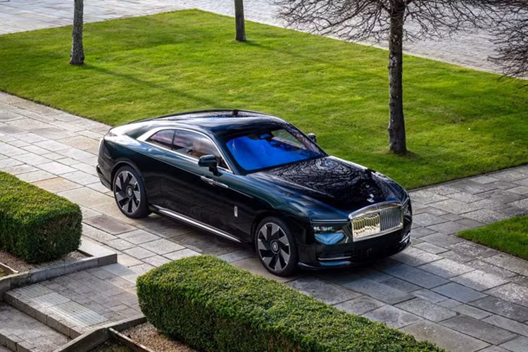 Rolls-Royce Spectre Soulmate là minh chứng cho bản chất vượt thời gian của mối quan hệ đối tác thực sự và sức mạnh của Bespoke trong việc nắm bắt những khoảnh khắc ý nghĩa nhất của cuộc sống.