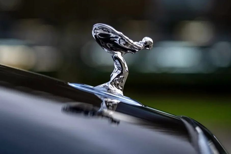 Rolls-Royce Spectre Soulmate mang màu sơn ngoại thất xanh Dark Emerald với điểm nhấn nắp capo màu đen và đường coachline màu Seashell vẽ tay. Ngày đặc biệt, đánh dấu sự khởi đầu của hành trình cuộc sống cùng nhau của họ được khắc trên cửa gió điều hòa ở phía tài xế.