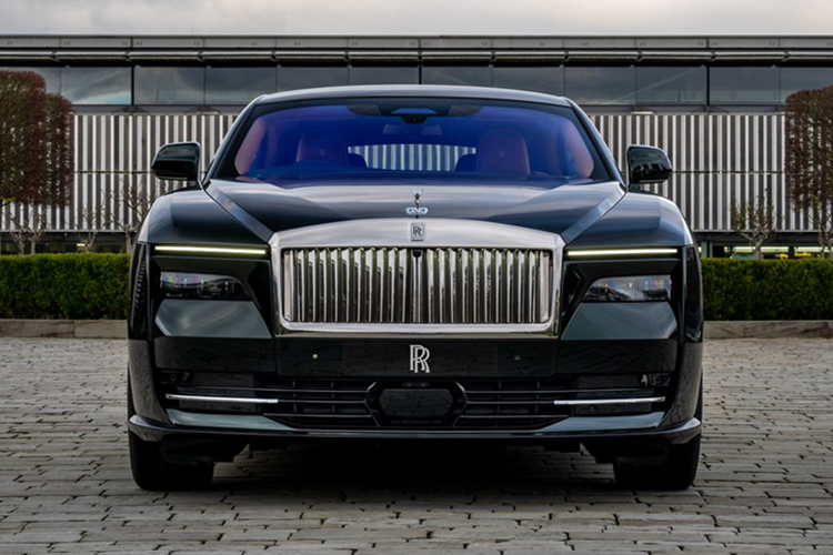 Rolls-Royce Spectre Soulmate bản tri kỷ này không chỉ là một chiếc ôtô mà nó còn được ví như một “bức thư tình”. Câu chuyện của khách hàng thật đáng chú ý: đôi vợ chồng này được sinh ra tại cùng một bệnh viện và chỉ cách nhau 3 ngày - một khởi đầu tình cờ cho một mối quan hệ gắn bó suốt đời.
