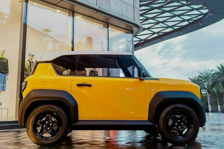 Hiện tại, giá bán xe điện VinFast VF3 là 235 triệu đồng cho bản thuê pin, và 315 triệu đồng (kèm pin), chưa bao gồm tùy chọn thêm như màu sắc, các phụ kiện chính hãng đi kèm.