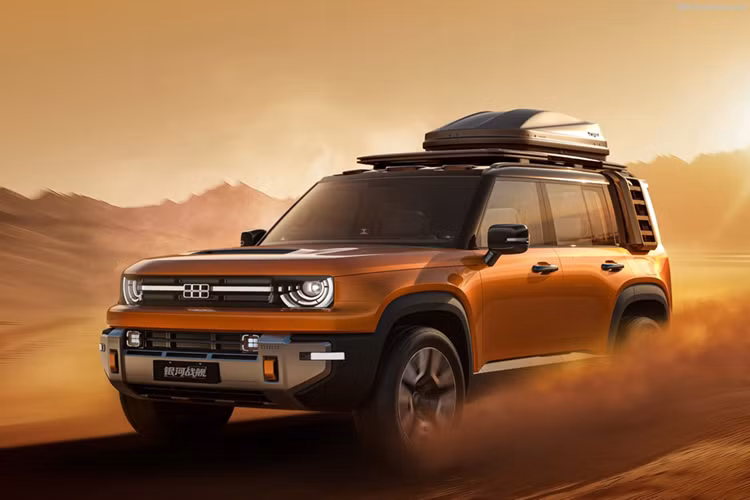 Chưa hết, Galaxy Cruiser còn sử dụng pin Aegis do Geely phát triển nội bộ, đi kèm hệ thống liên lạc vệ tinh và công nghệ tránh chướng ngại vật tự động liên tục G-AES. Hệ thống sẽ sử dụng cảm biến vệ tinh từ xa và thiết bị bay không người lái để dò đường cũng như tránh vật cản khi đi off-road.