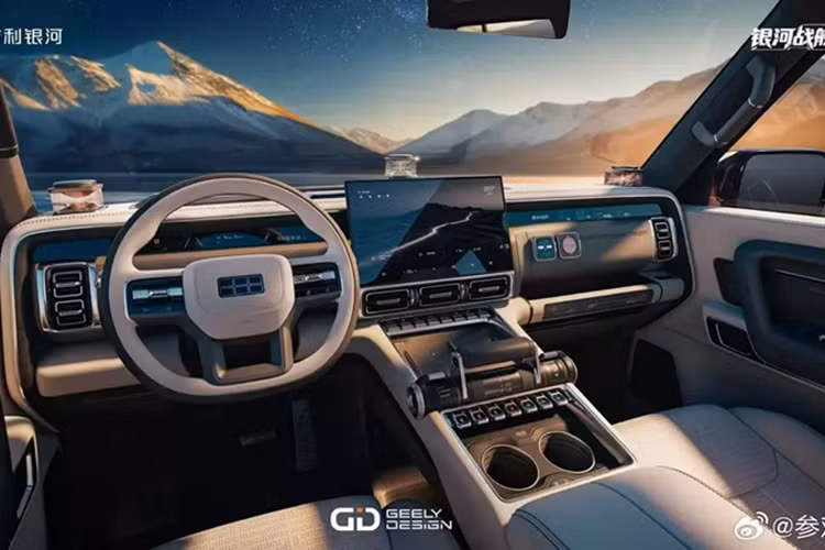 Mẫu xe concept này thậm chí còn được trang bị cả thang leo lên nóc và hộp chứa đồ ở hai bên sườn, đây đều là những chi tiết do Land Rover Defender "phổ cập" ra thị trường. Nhìn từ phía trước, xe nổi bật với lưới tản nhiệt hình chữ nhật mở rộng sang hai bên, tích hợp đèn pha tròn được Geely miêu tả là “thể hiện trí tuệ cổ đại”.