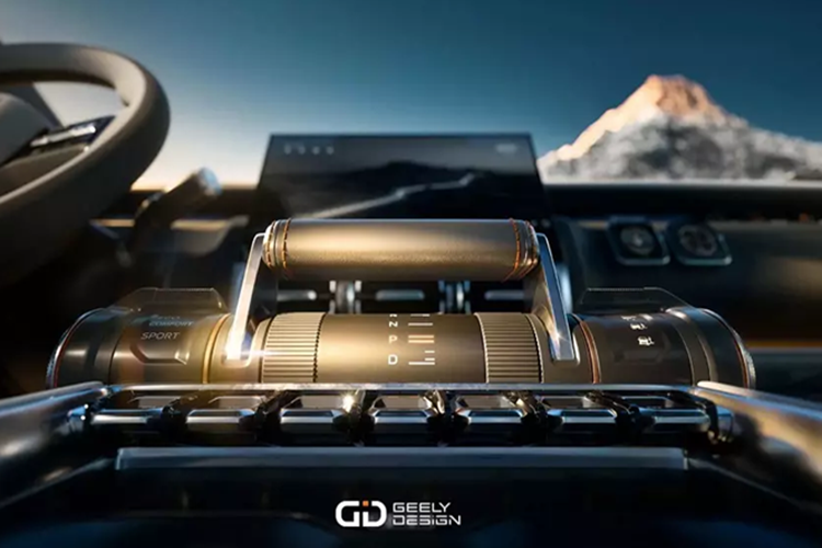 Cần số của xe SUV Geely Galaxy Cruiser được thiết kế với cảm hứng từ cần ga của du thuyền. Trong khi đó, bên ghế phụ được tích hợp thêm các thiết bị hỗ trợ off-road như la bàn. Tuy nhiên, những trang bị này có thể sẽ không xuất hiện trên phiên bản thương mại của Galaxy Cruiser vì có thể cản trở hoạt động của túi khí.