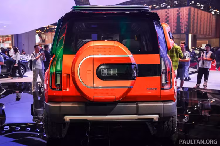 Tất cả những yếu tố quen thuộc của dòng xe off-road đều có mặt trên Geely Galaxy Cruiser, từ phần đầu xe vuông vức, cản trước màu bạc dày dặn, ốp cua lốp vuông vức, nóc phẳng, giá nóc chắc chắn, khoang nội thất thẳng đứng đến lốp dự phòng nằm trên cửa cốp sau.